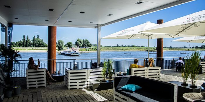 Overkapping-ByWillem-lounge_ContainerFabriek-scaled-1-1024x683